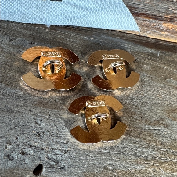 Chanel authentic CC buttons and Camilla flower - Picture 2 of 3